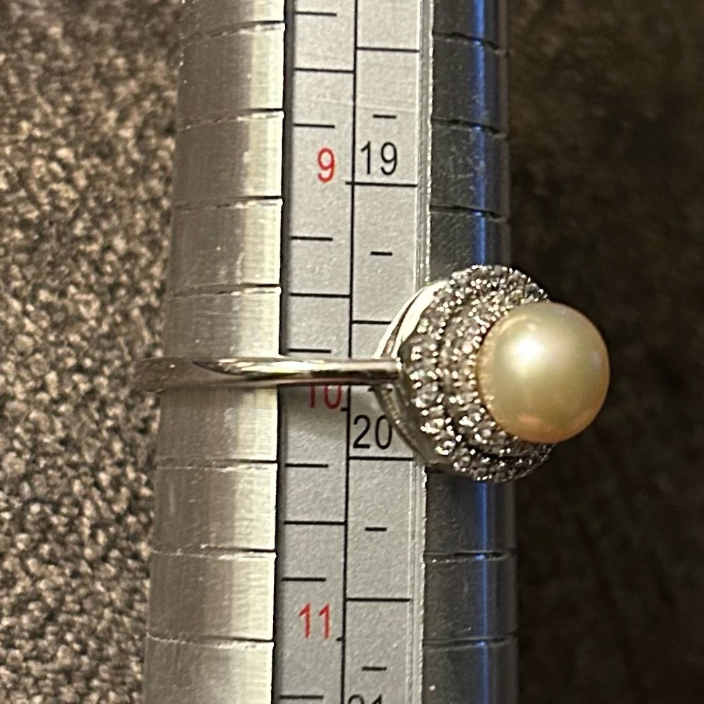 Vantel Pearls Made You Look size 10